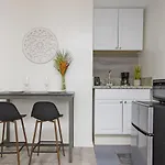 Walk To Beach And Shops.Cute Studio In Waikiki